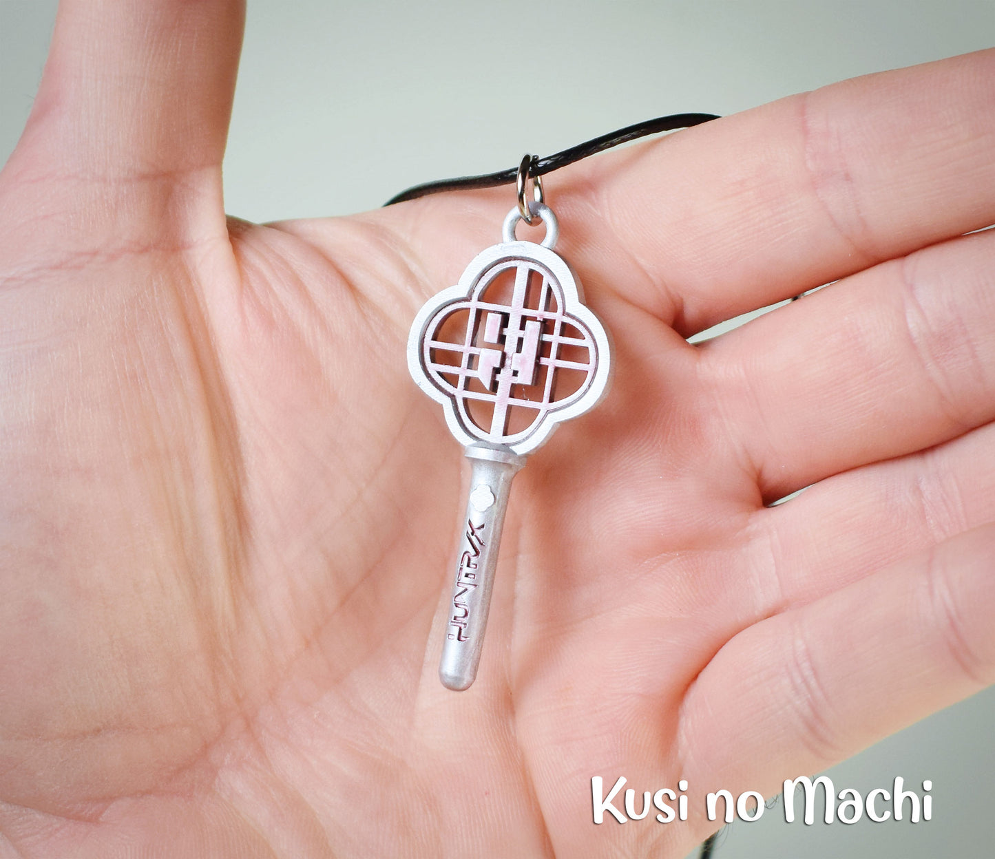 Pendentif Stick Huntrix